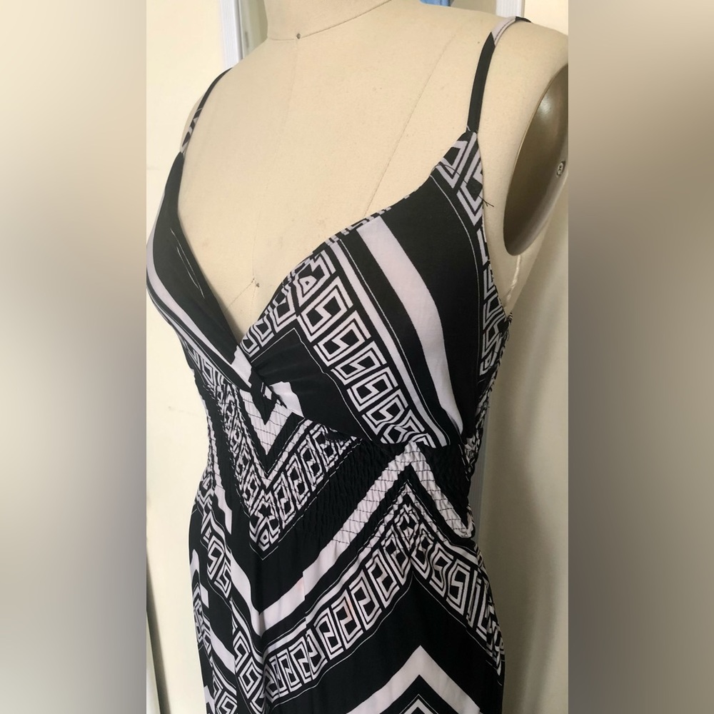 Dresses - Picture 2 of 4